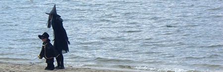 seltsame Gestalten am Strand Doksy