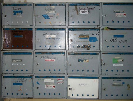 Briefkästen Plattenbau Tschechien