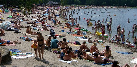 Archivfoto - Voller Hauptstrand in Doksy am Machasee